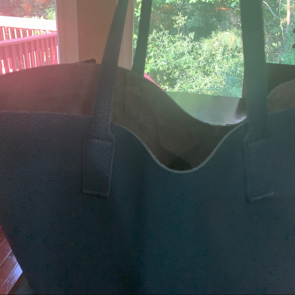 Teal tote in like new condition.   No stains/flaws